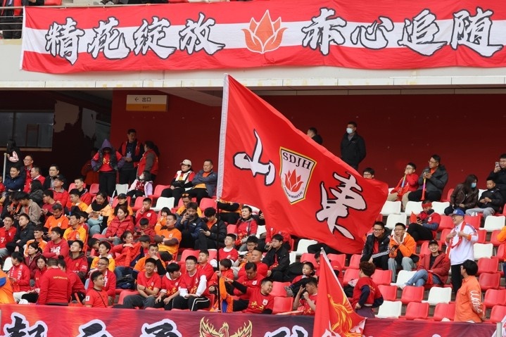 主場上萬名球迷的吶喊助威，給山東體彩女足征戰(zhàn)女超增添了能量與動力